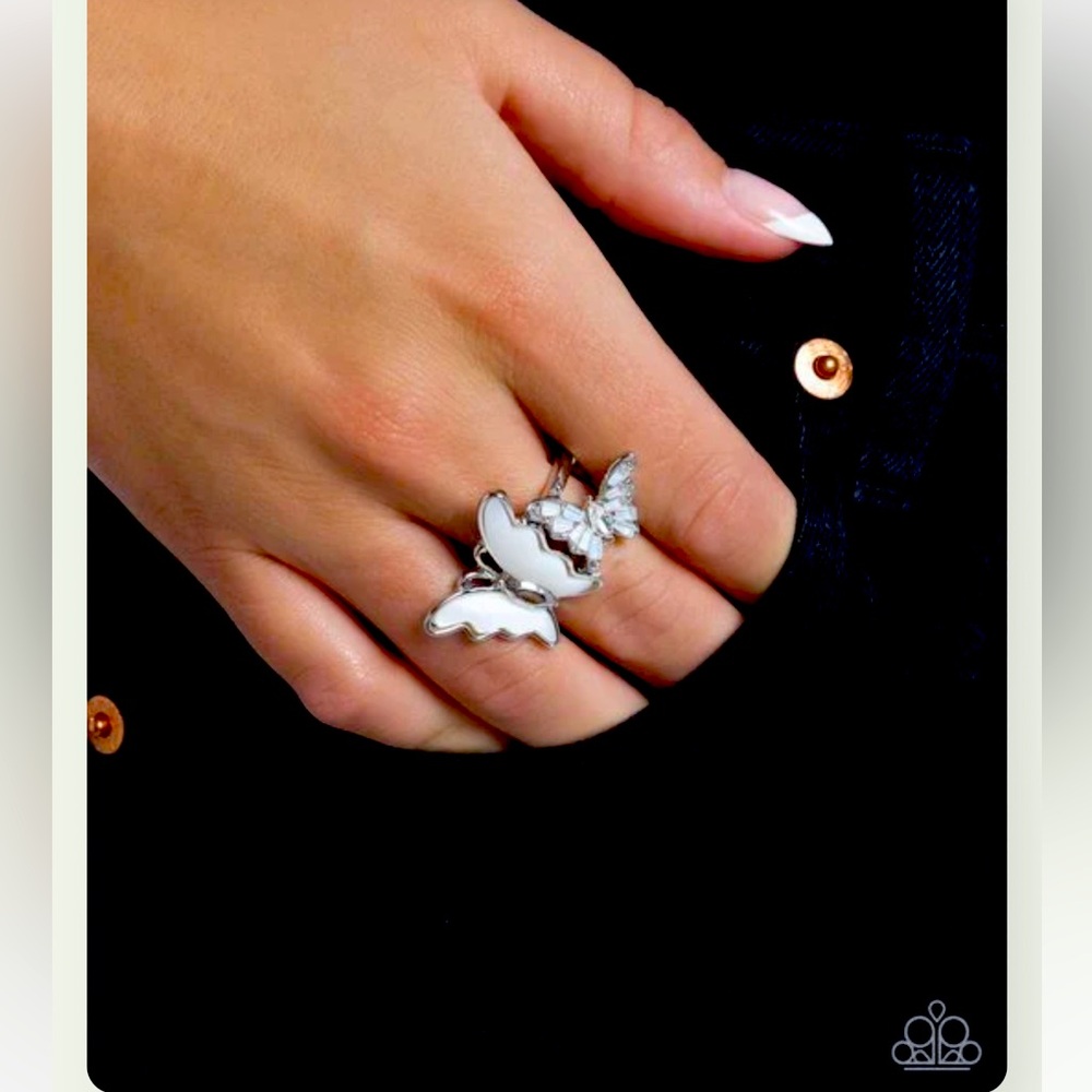 ⚪️🦋⚪️ “DUALING DECADENCE” WHITE RING ~ PAPARAZZI❗️⚪️🦋⚪️ - Picture 3 of 3